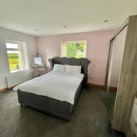 Unique Countryside Stay Dundrod ภายนอก รูปภาพ