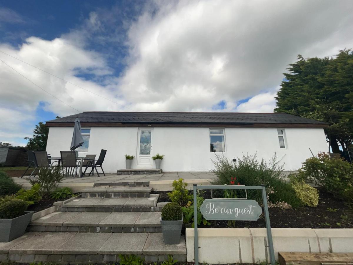 Unique Countryside Stay Dundrod ภายนอก รูปภาพ