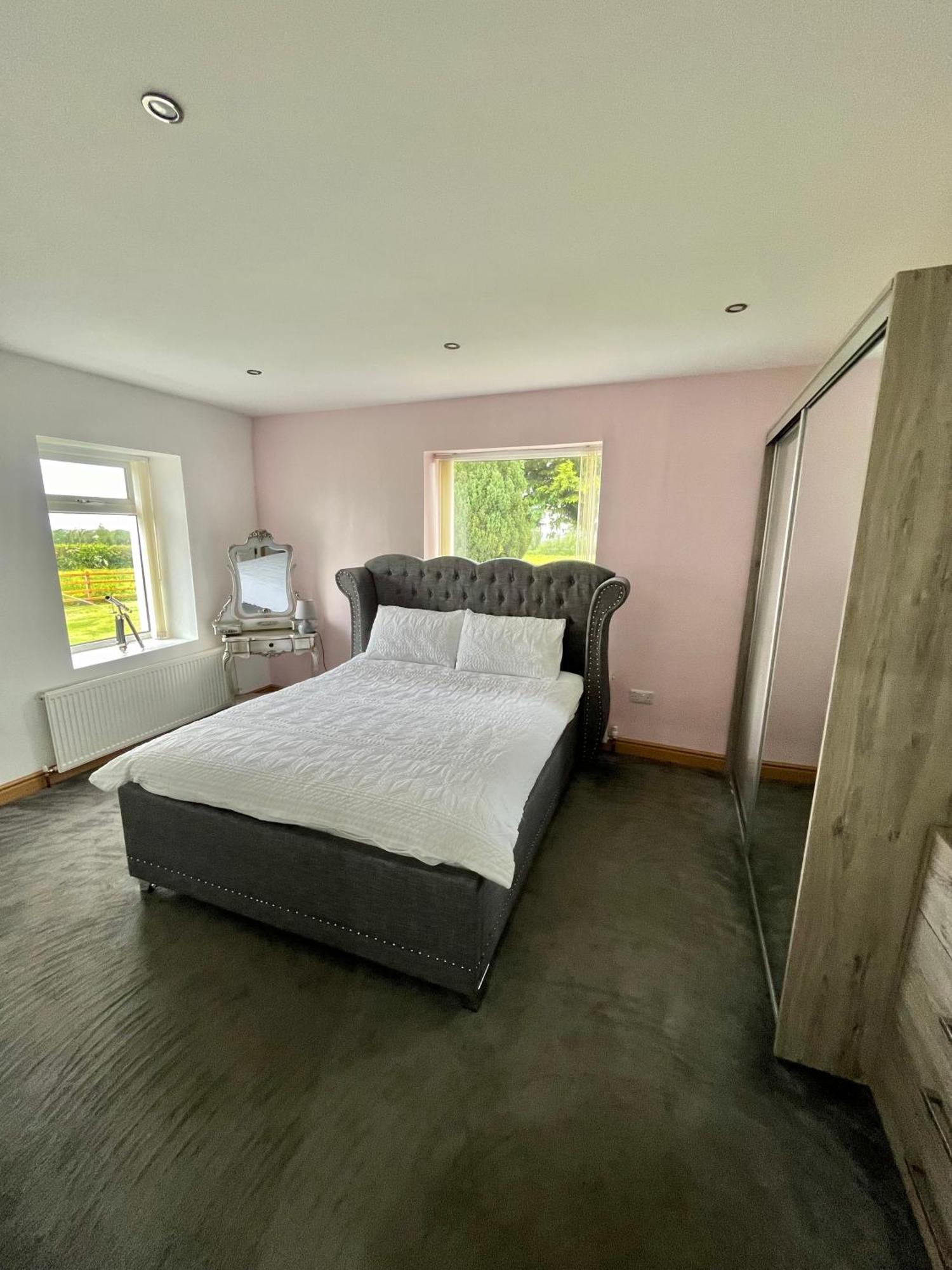 Unique Countryside Stay Dundrod ภายนอก รูปภาพ